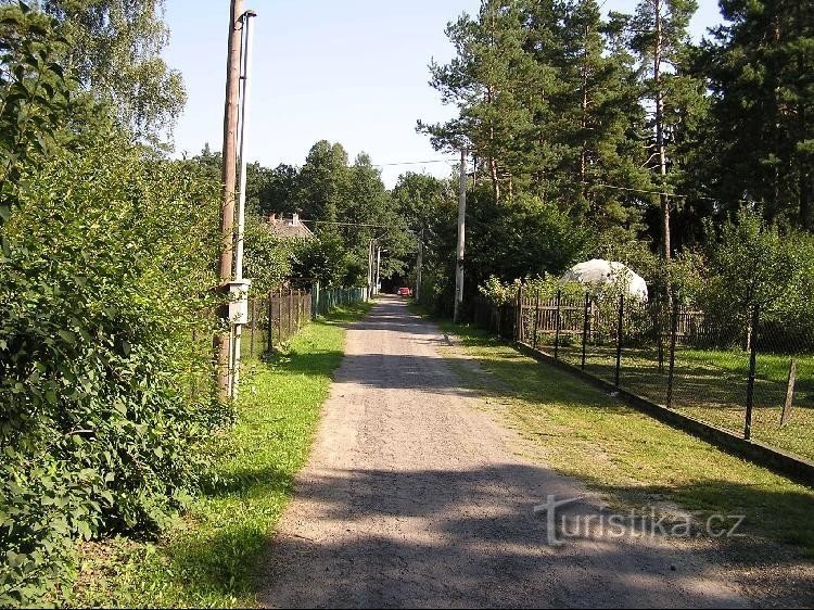 Na Kamenec : Na Kamenec - direction l'église de Skalice