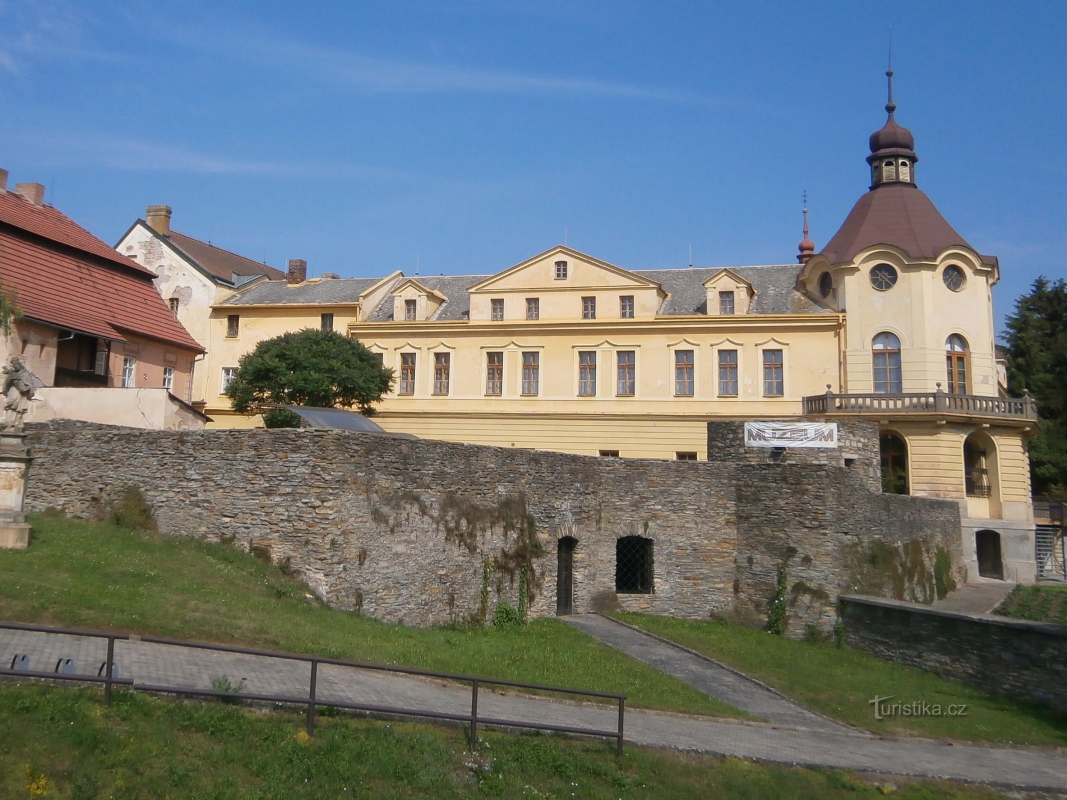 Luostariksi muutettu Steidler-majatalon ulkorakennus (Česká Skalice, 5.7.2017)