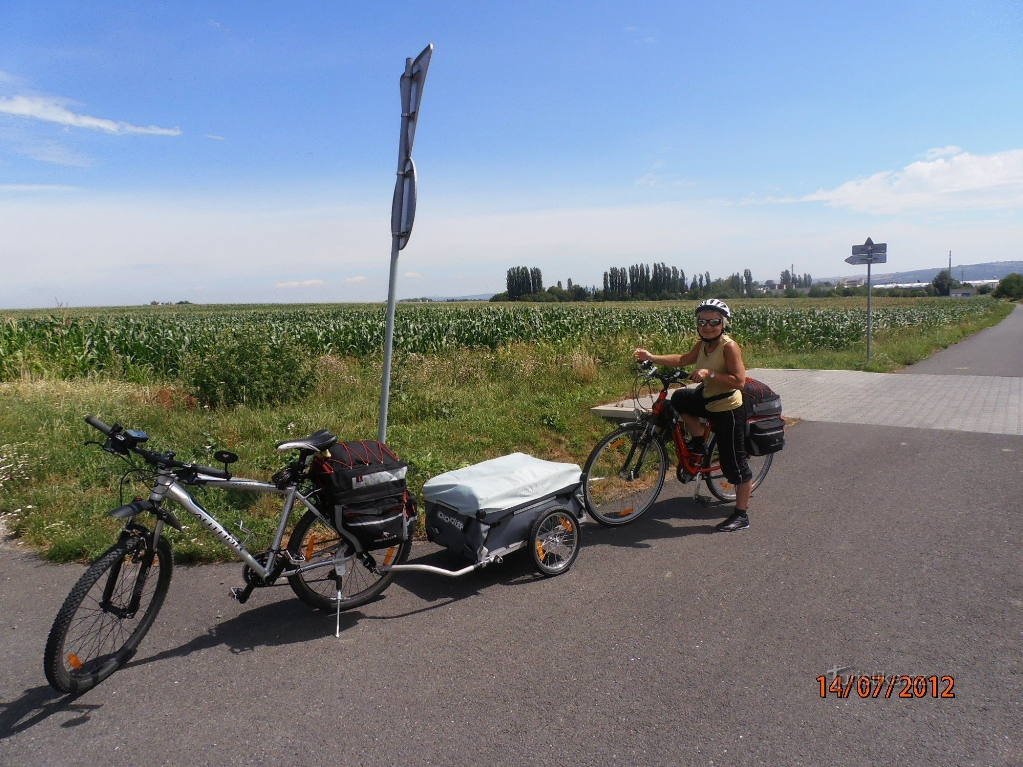 在 Baťák 周围骑自行车