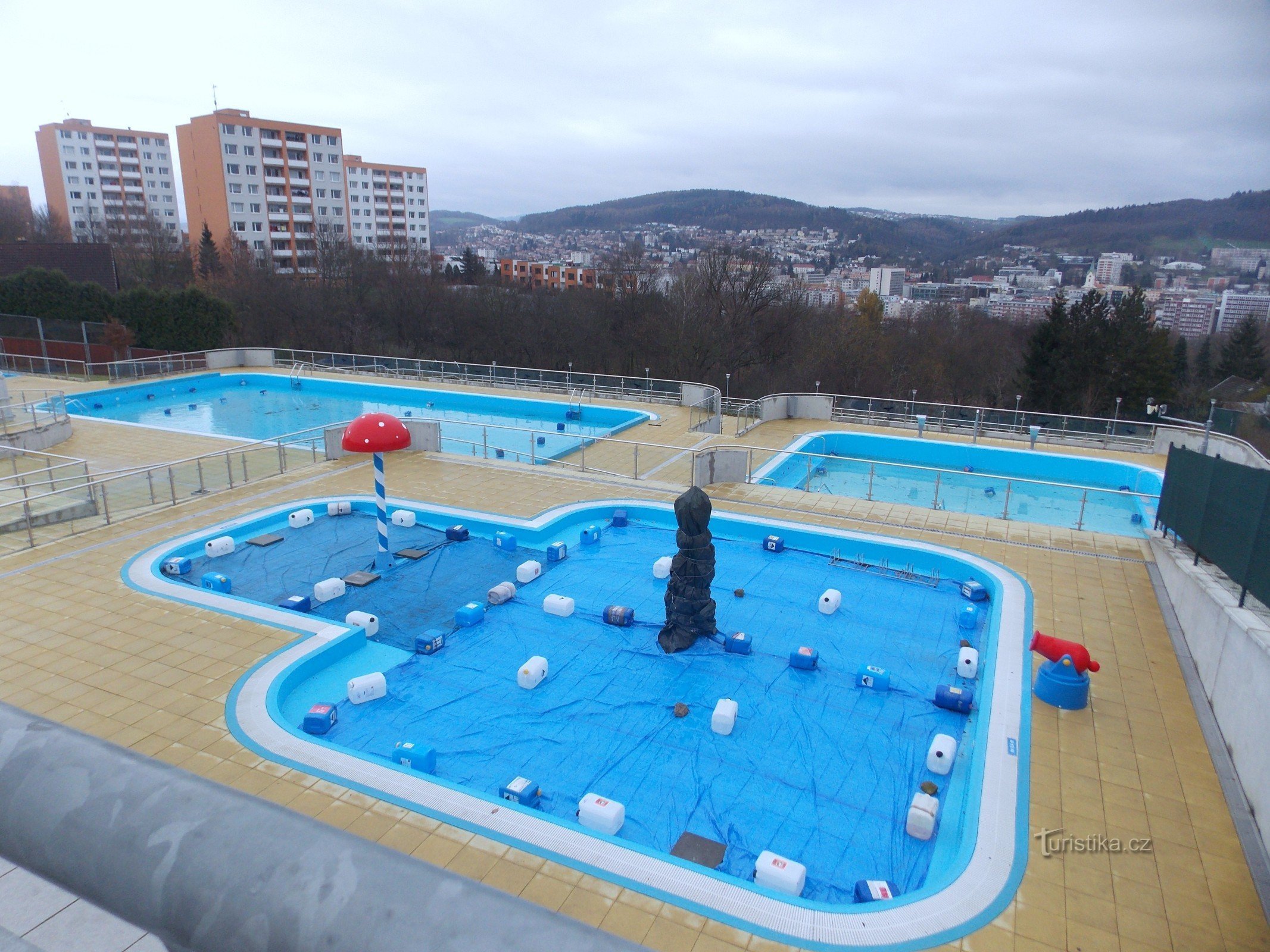 Naar het Panoramazwembad in Zlín