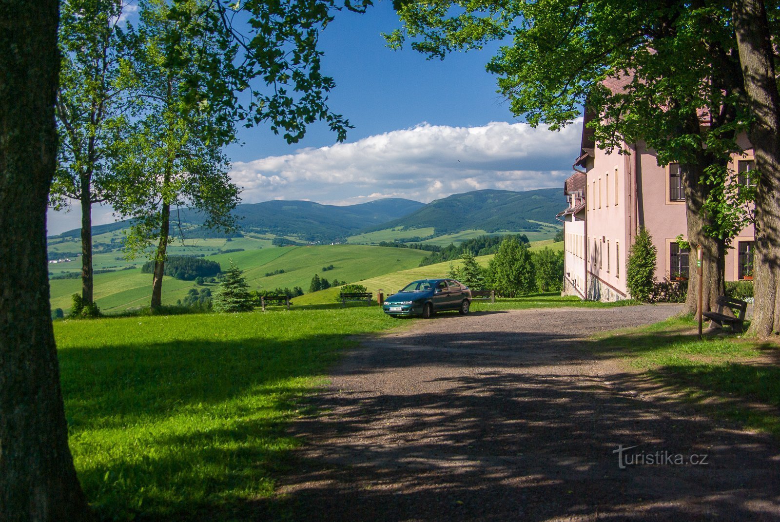 Vanuit het bedevaartshuis heeft u een spectaculair uitzicht op Králický Sněžník