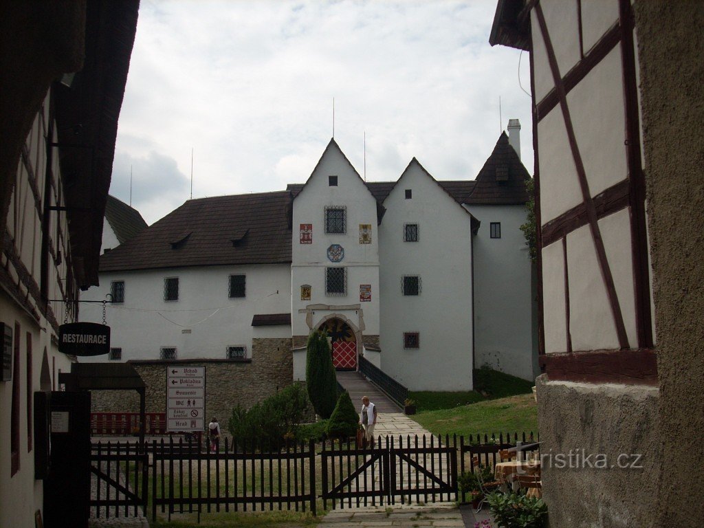 Zum wunderschönen Schloss Seeberg