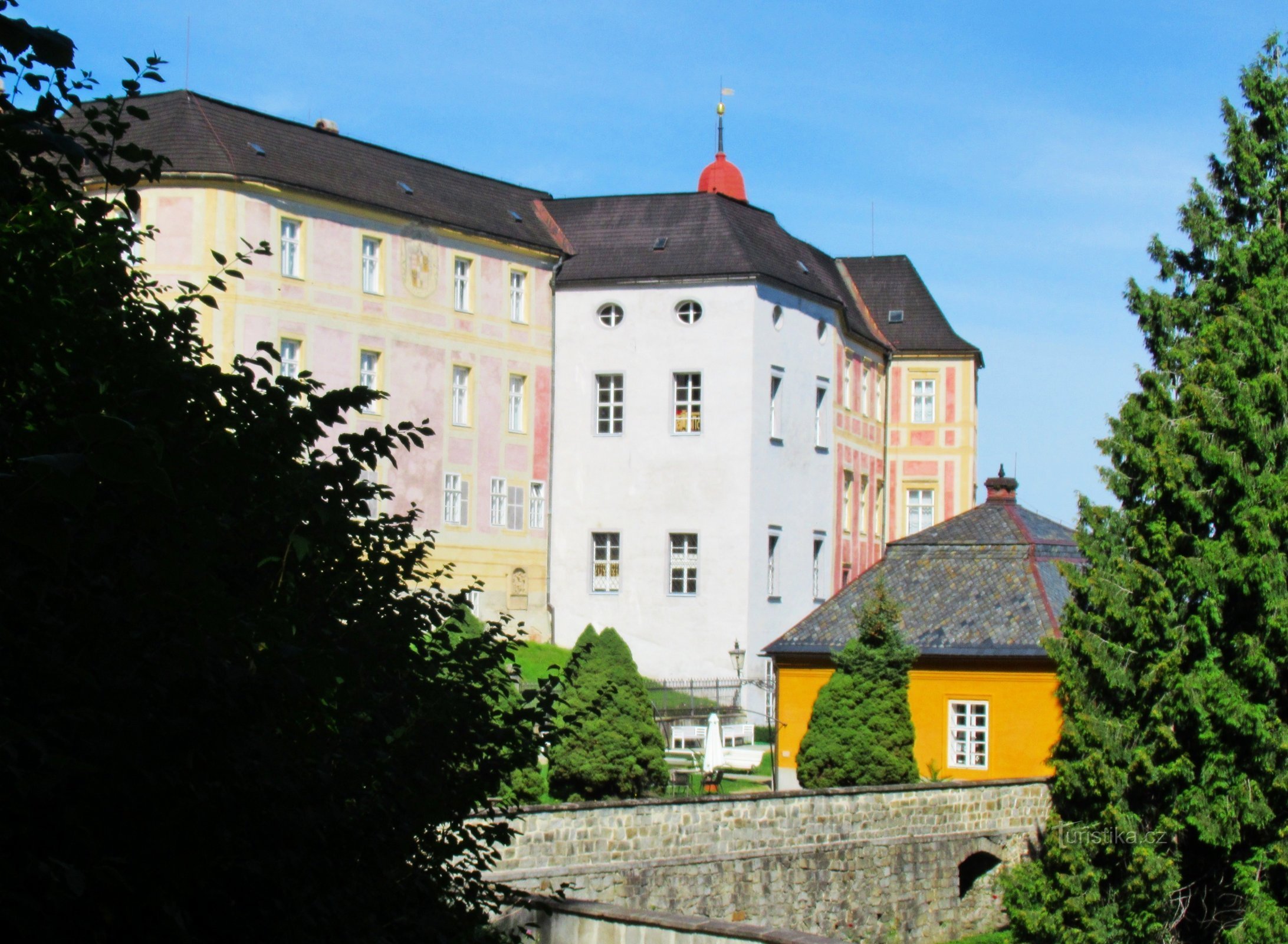 Para o belo castelo Javorník