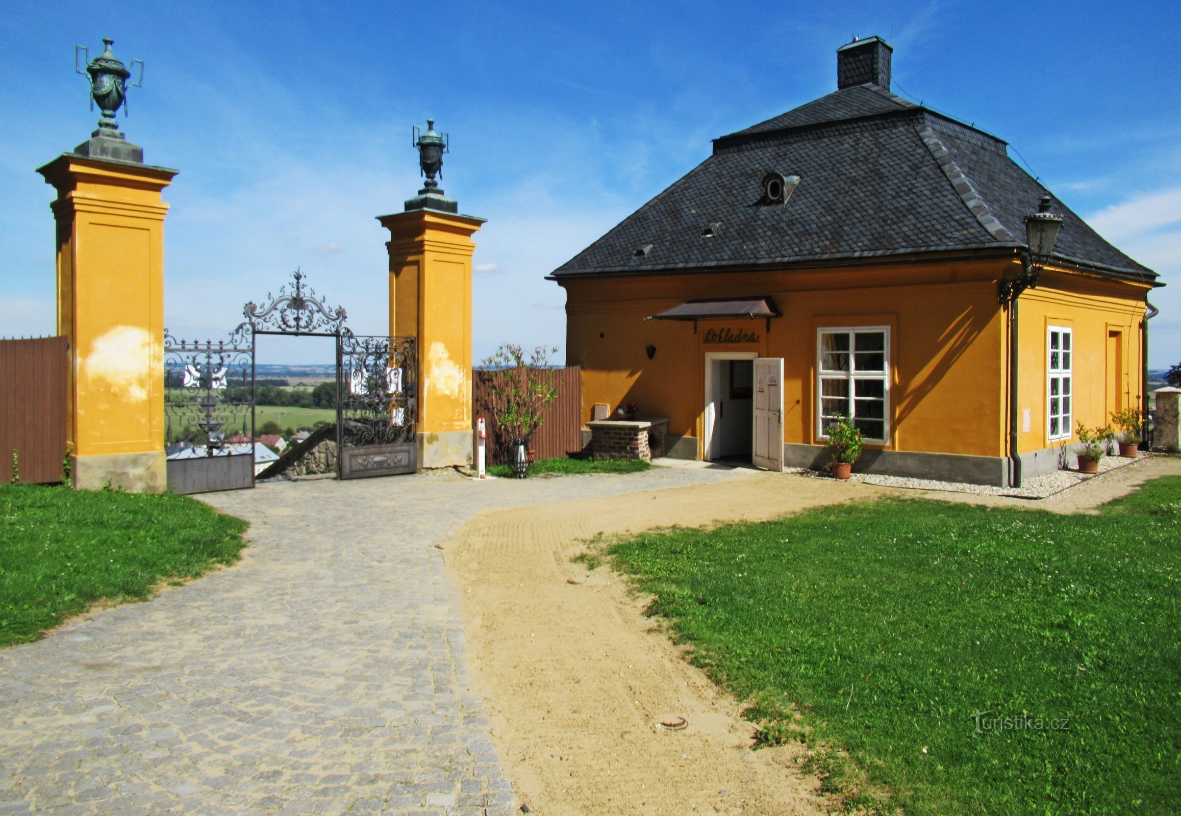 Vers le magnifique château Javorník