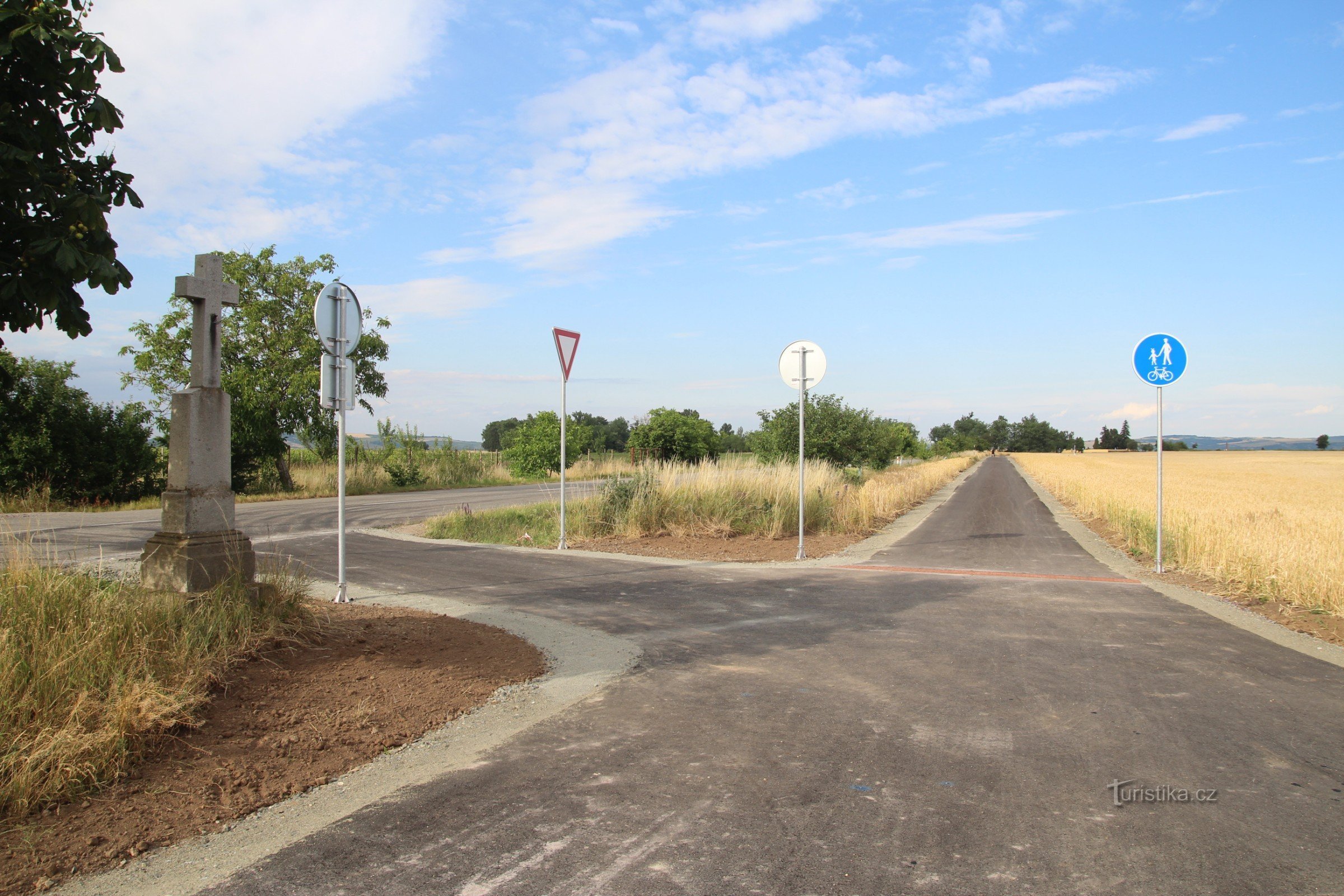 Vranicice と Přibice の交差点にある新しいアスファルト道路の交差点