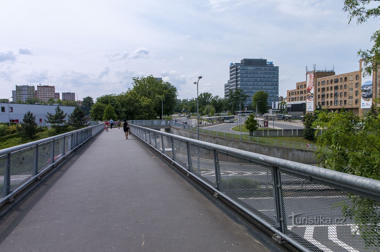 Auf der Fußgängerbrücke über Místecká