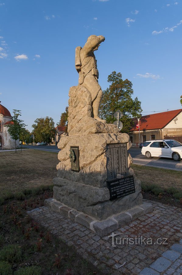 Bronasti relief na levi strani podstavka