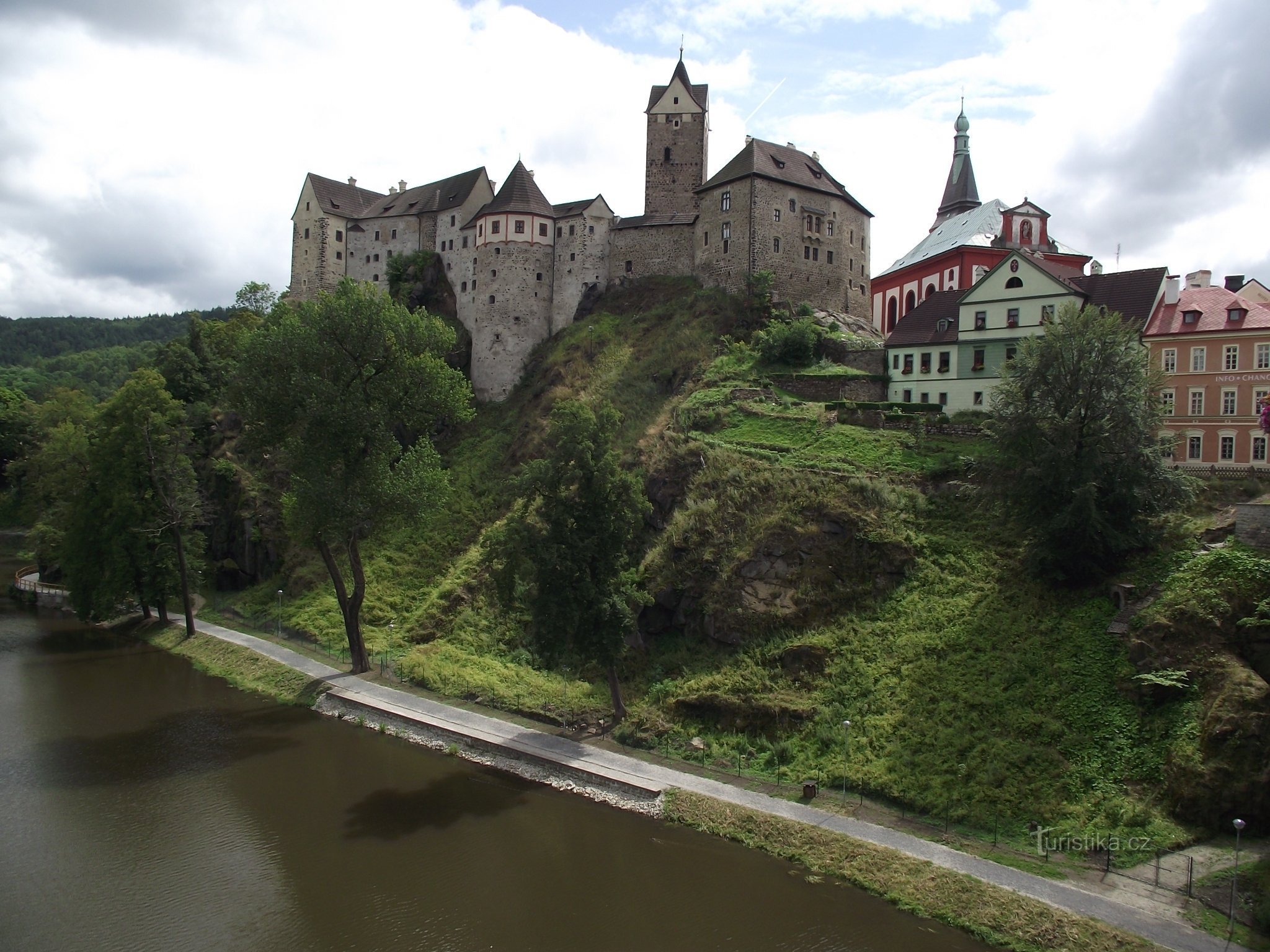 Na Loket, atrás do romântico castelo do rei Venceslau I.