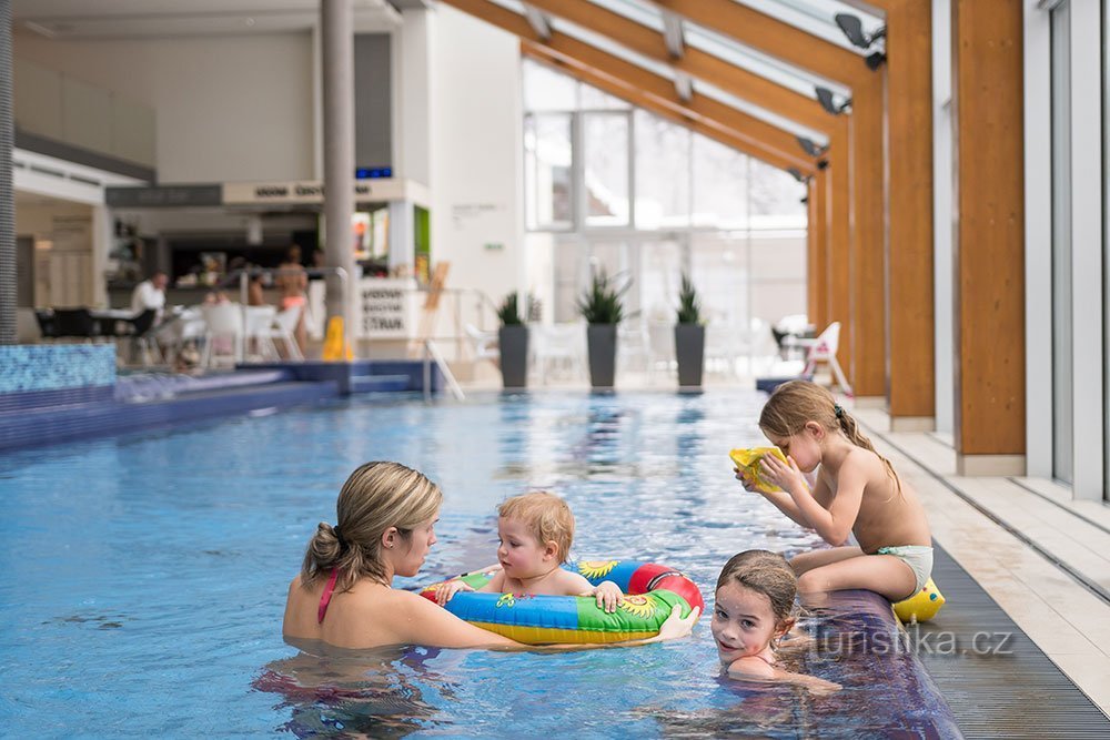 Sobre esquís y en barco: ¡vacaciones de primavera en Beskydy y los niños se alojan gratis!