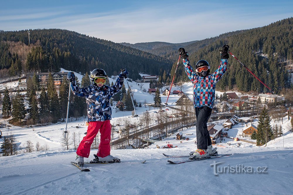 Sobre esquís y en barco: ¡vacaciones de primavera en Beskydy y los niños se alojan gratis!