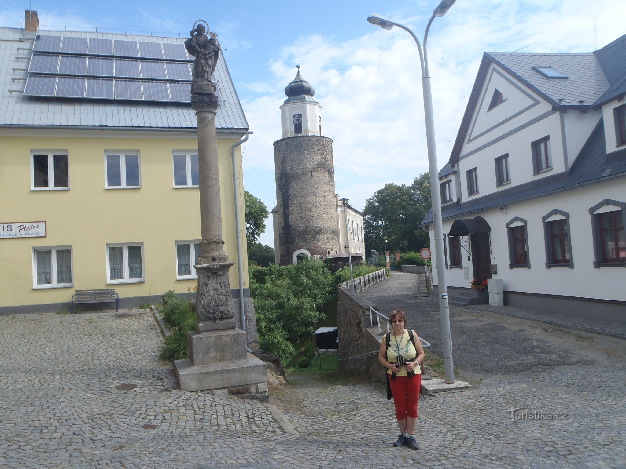 Su Máměstí, dietro la torre del castello di Frýdberk