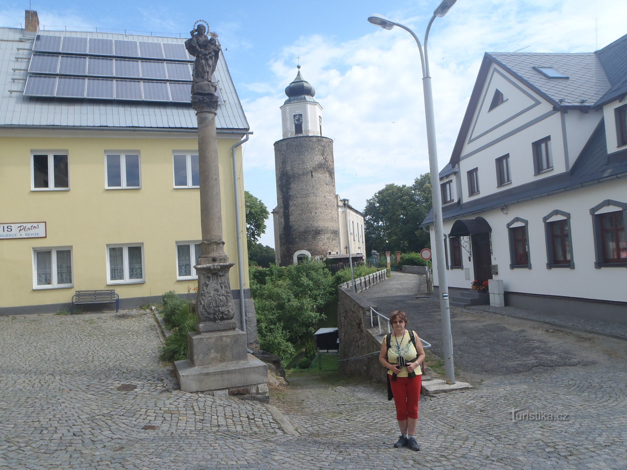 En Máměstí, detrás de la torre del castillo de Frýdberk