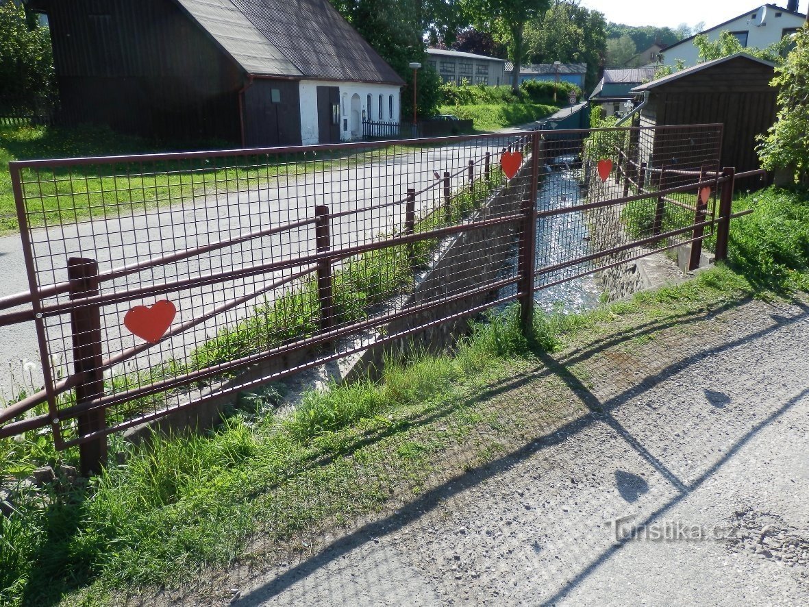 Auf der Brücke über Ledhujka