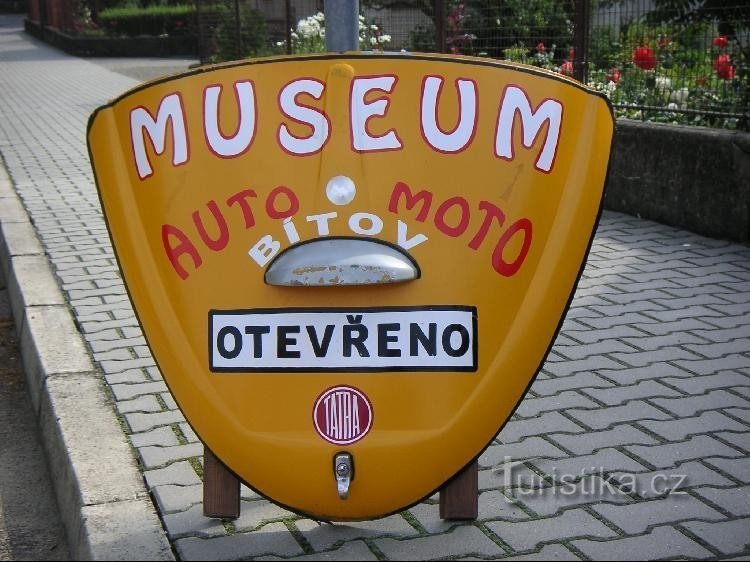 Há um museu auto-moto na praça