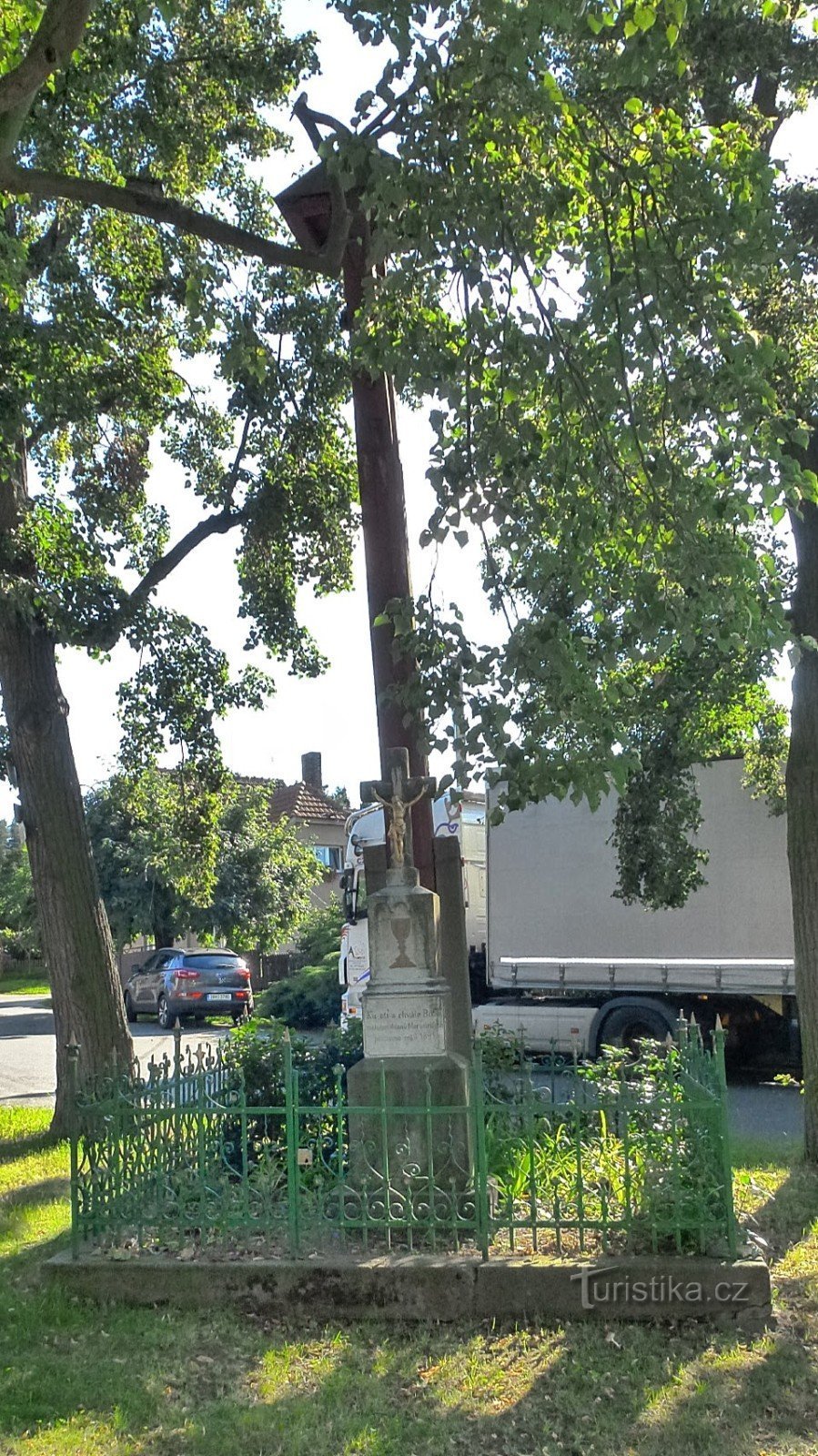 Im Dorf finden Sie auch eine Glocke, die zu verschiedenen Anlässen geläutet wurde