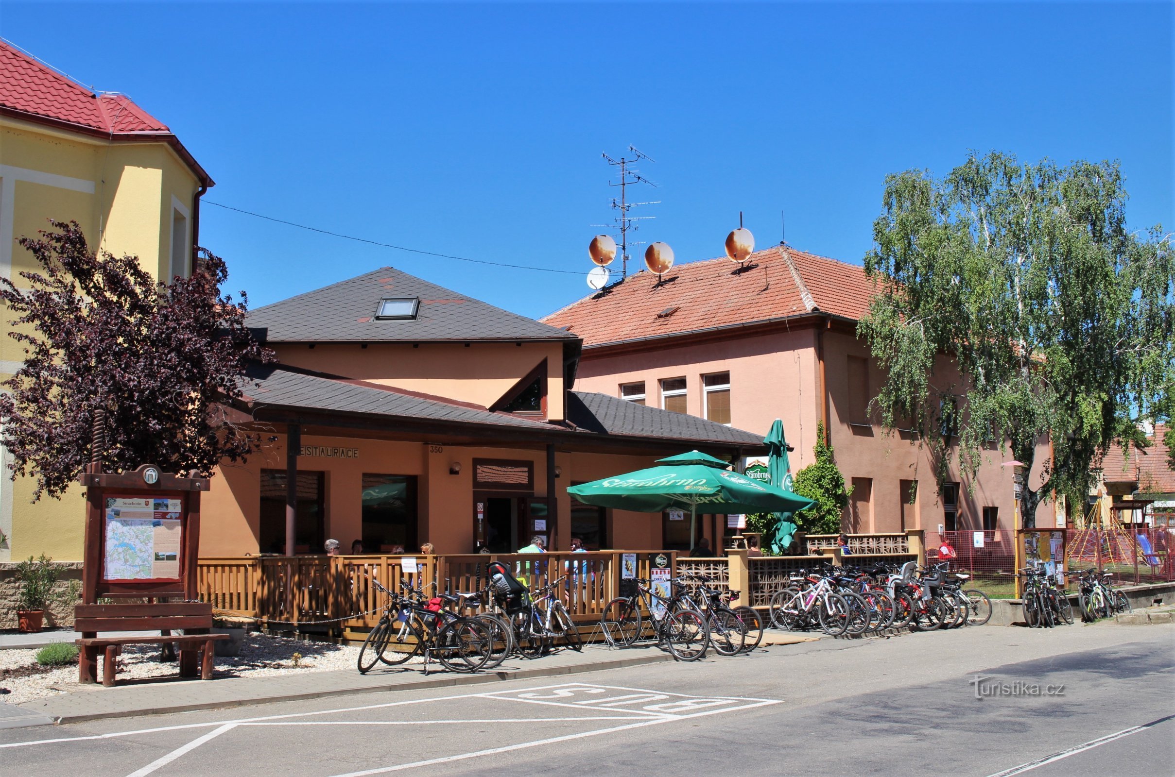 I landsbyen i Strachotín nær restauranten