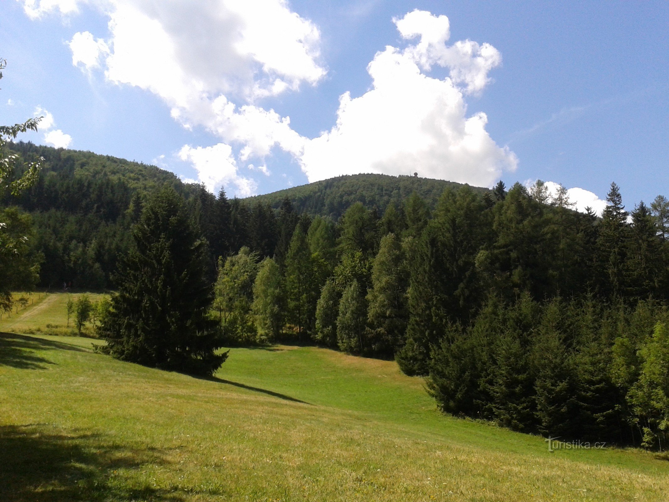 Para o novo mirante Velký Javorník nas montanhas Beskydy