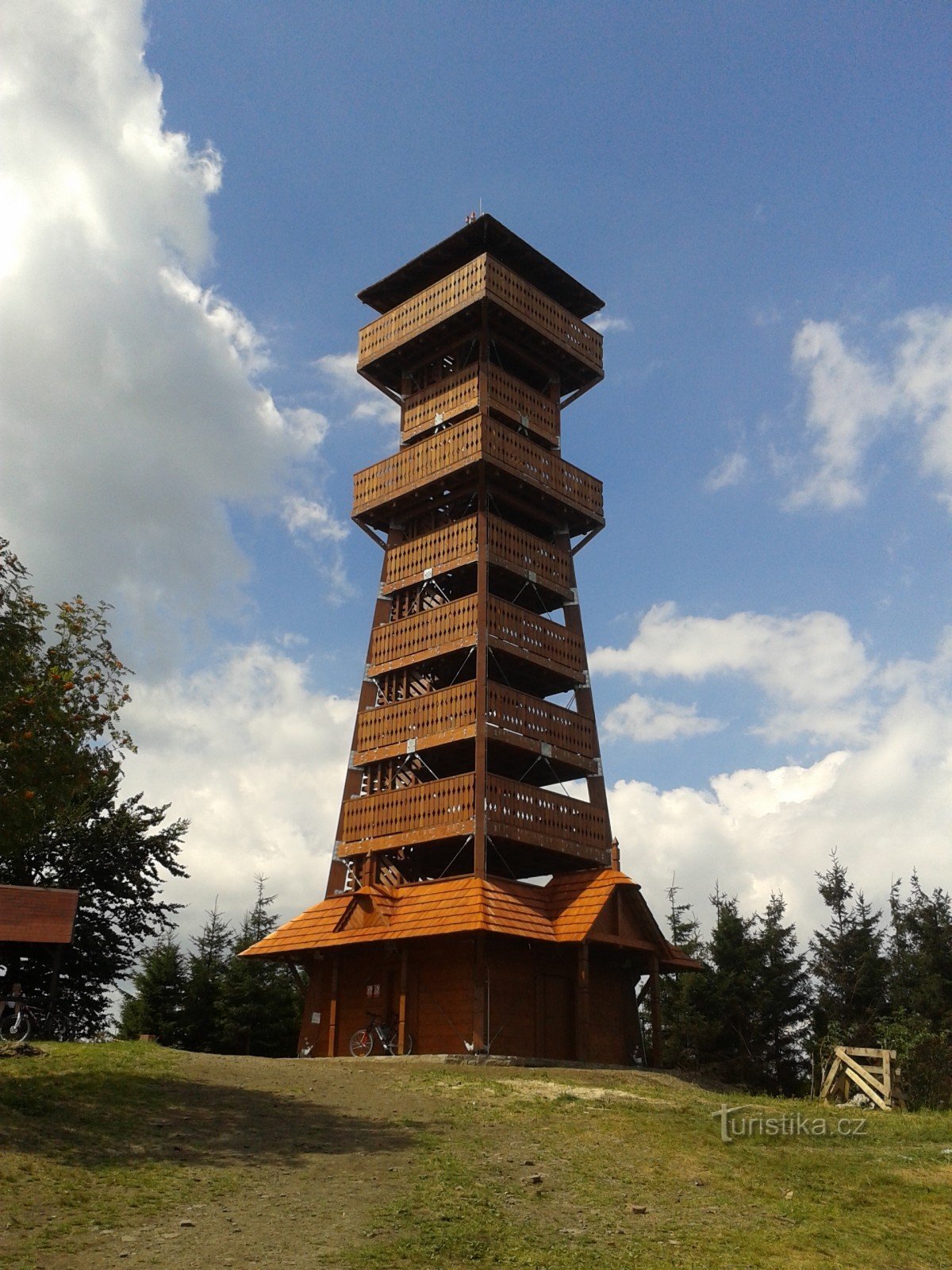 前往 Beskydy 山脉的新 Velký Javorník 瞭望台