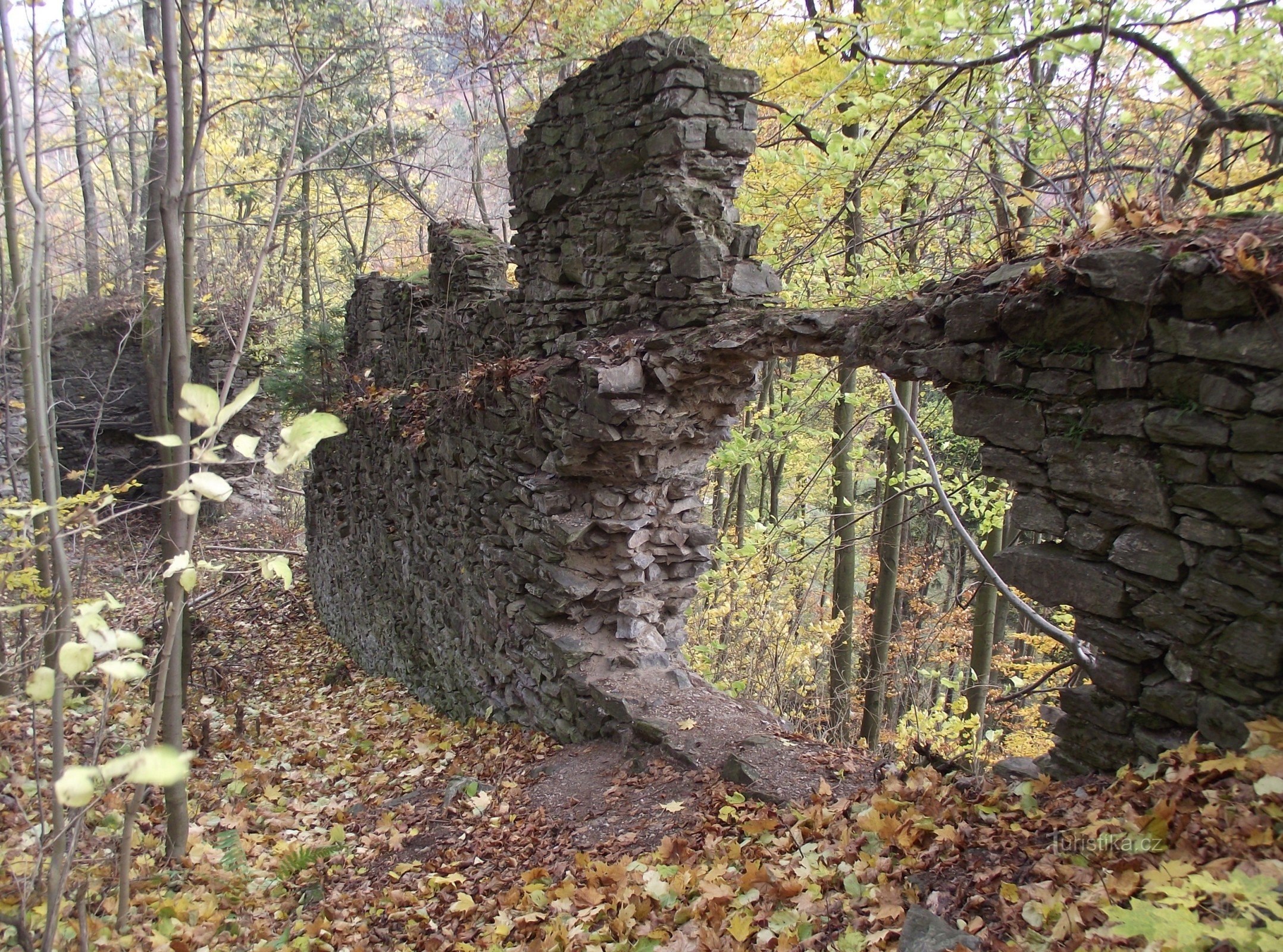 Nach Nový Hrad oder die Reize der herbstlichen Ruinen (Lužná – Nový Hrad – Bohdíkov)