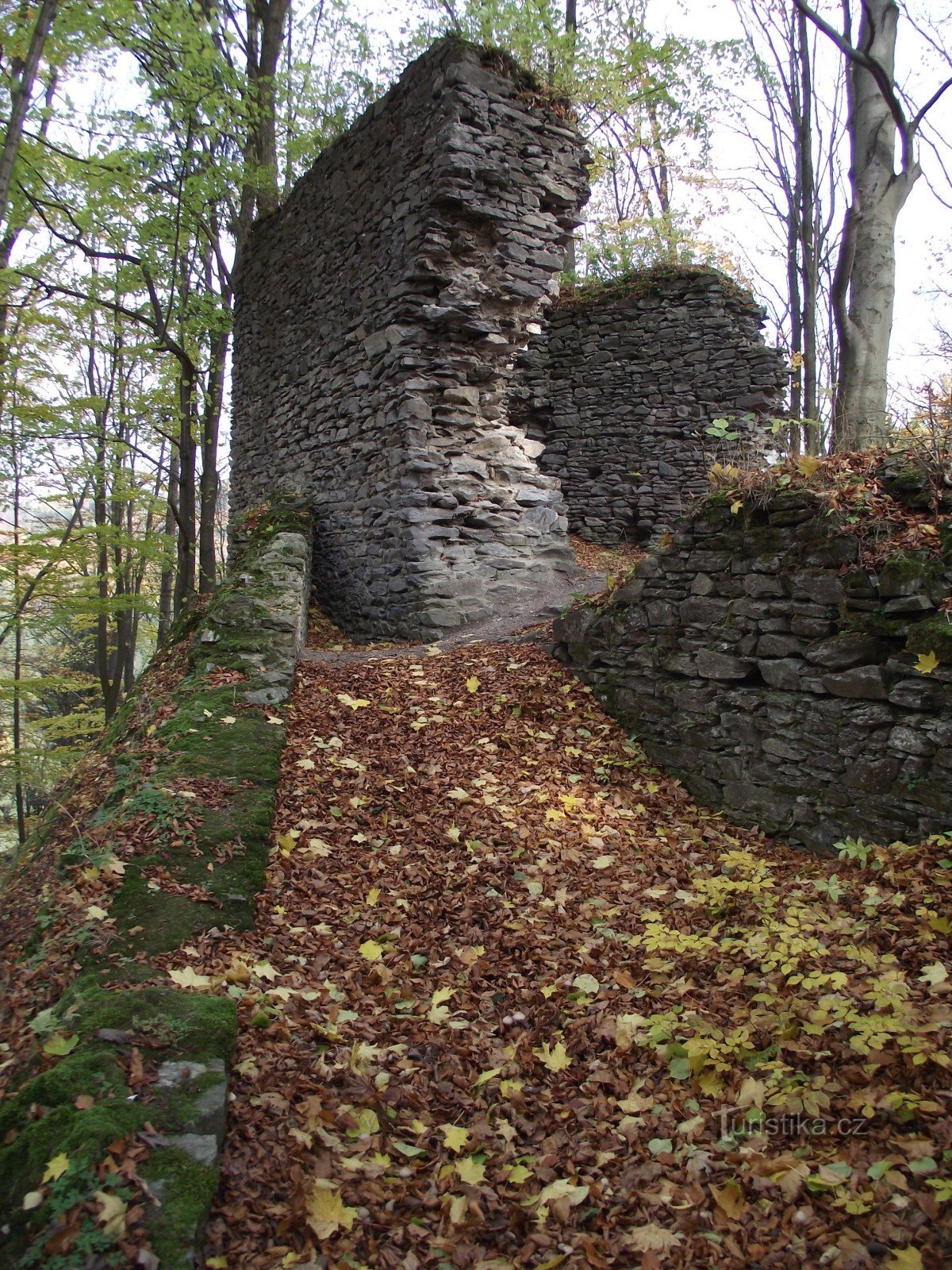 Nach Nový Hrad oder die Reize der herbstlichen Ruinen (Lužná – Nový Hrad – Bohdíkov)