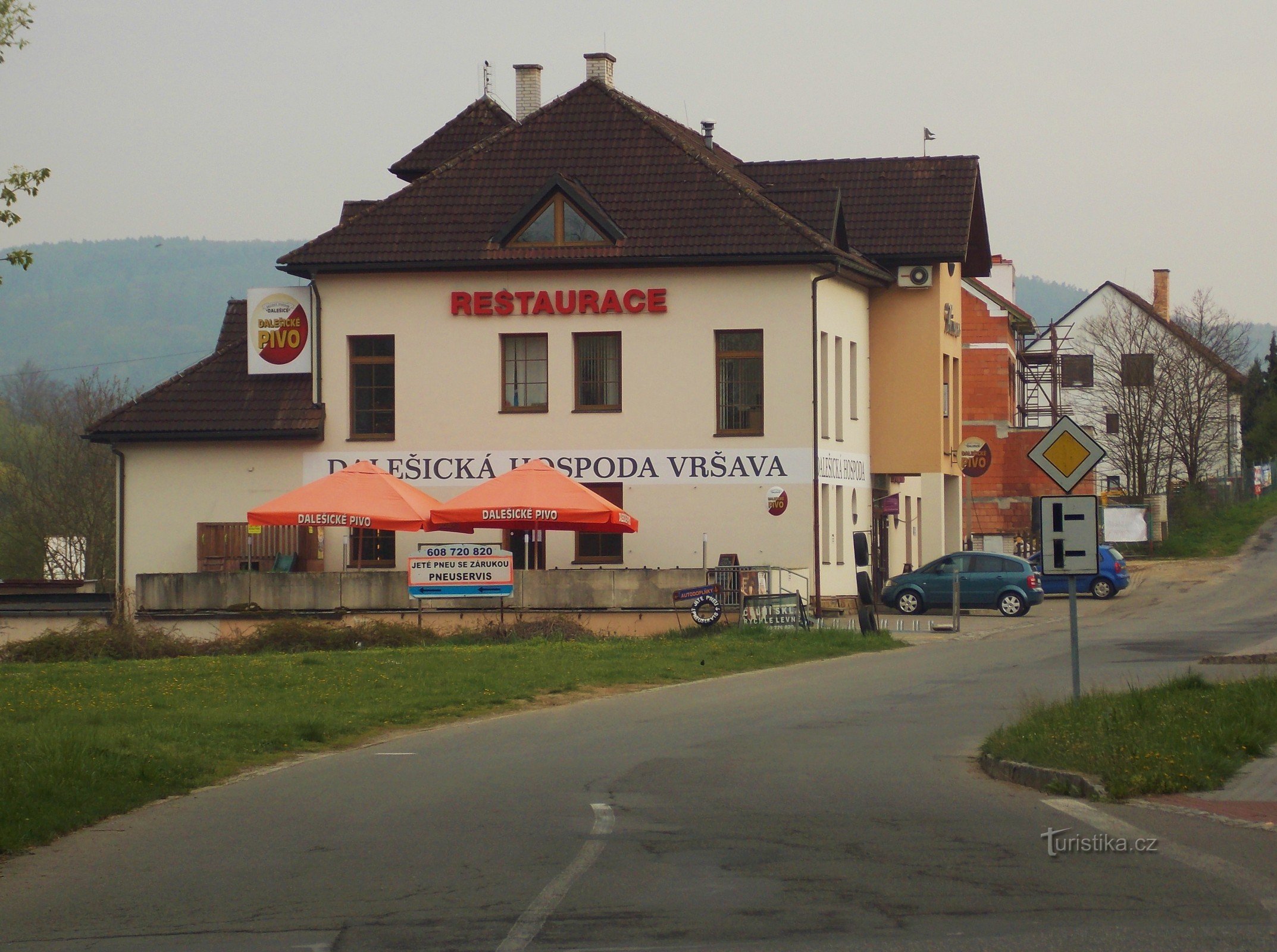 在兹林的 Dalešická 酒吧享用午餐
