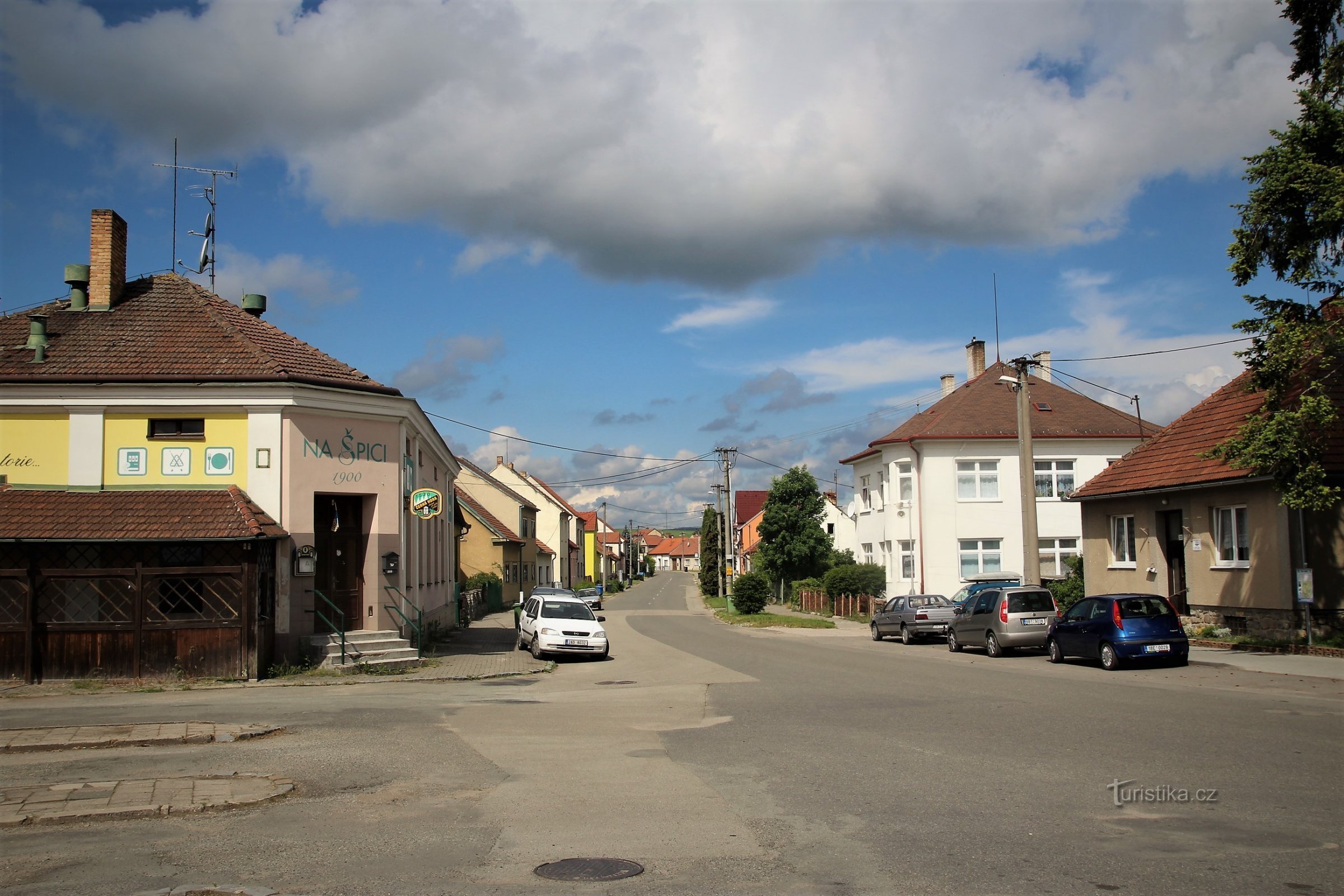 Aan de rand van het busstation ligt de herberg Na špici, straat 9. května smě