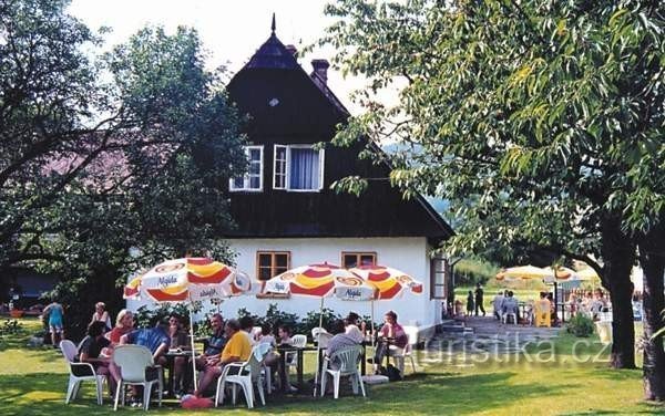 Aan de rand van het dorp, aan de rivier de Opava, biedt het kleine familiepension U řeky zijn diensten aan