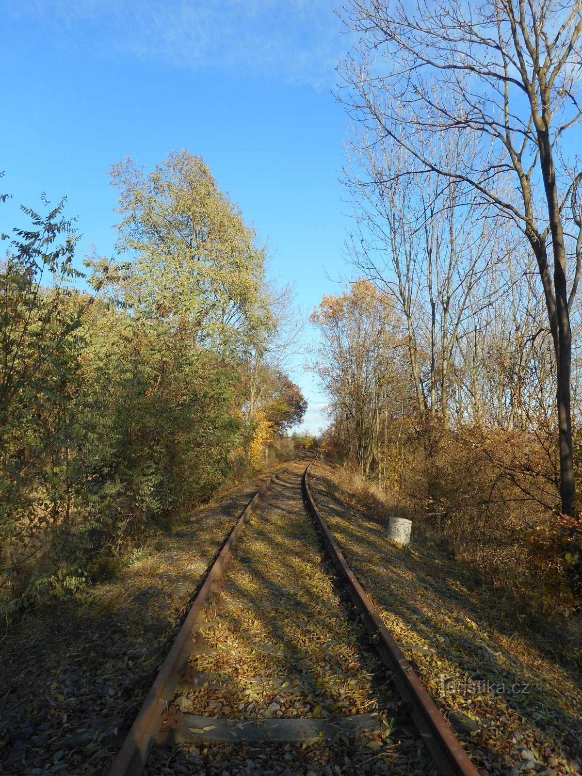 Sur une piste abandonnée près d'un glissement de terrain.