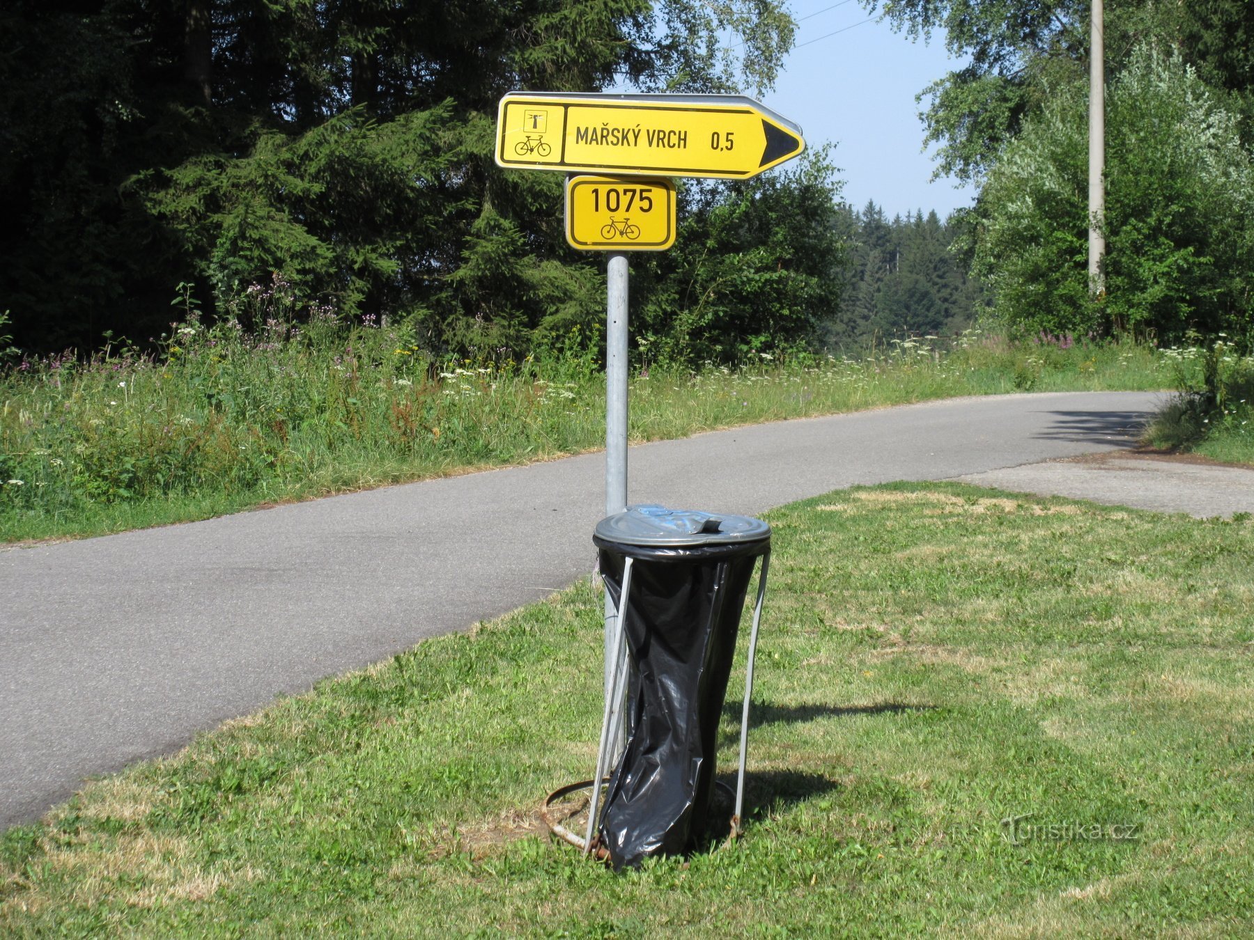 På parkeringspladsen mellem landsbyerne Štítkov og Lštění