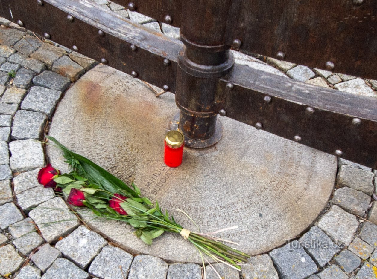 There are commemorative texts on the plinth