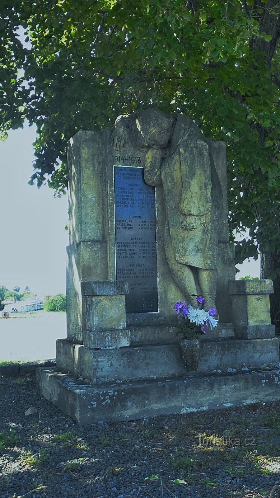 19 navne på faldne soldater fra de omkringliggende landsbyer er indgraveret på monumentet