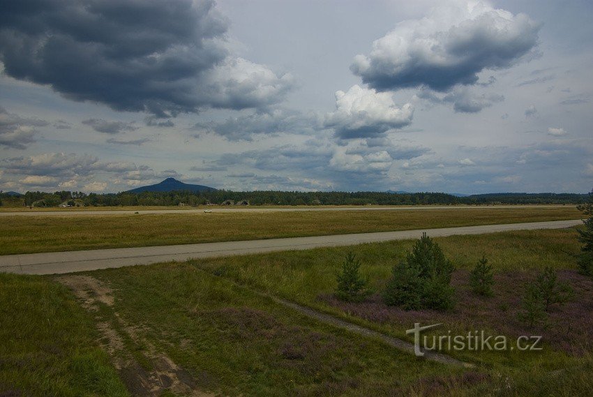 Ralsko în fundal