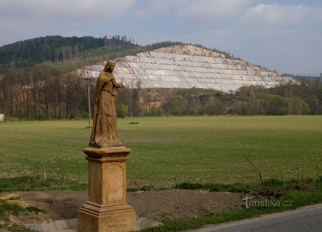 在后台 Vítošovské velkolom