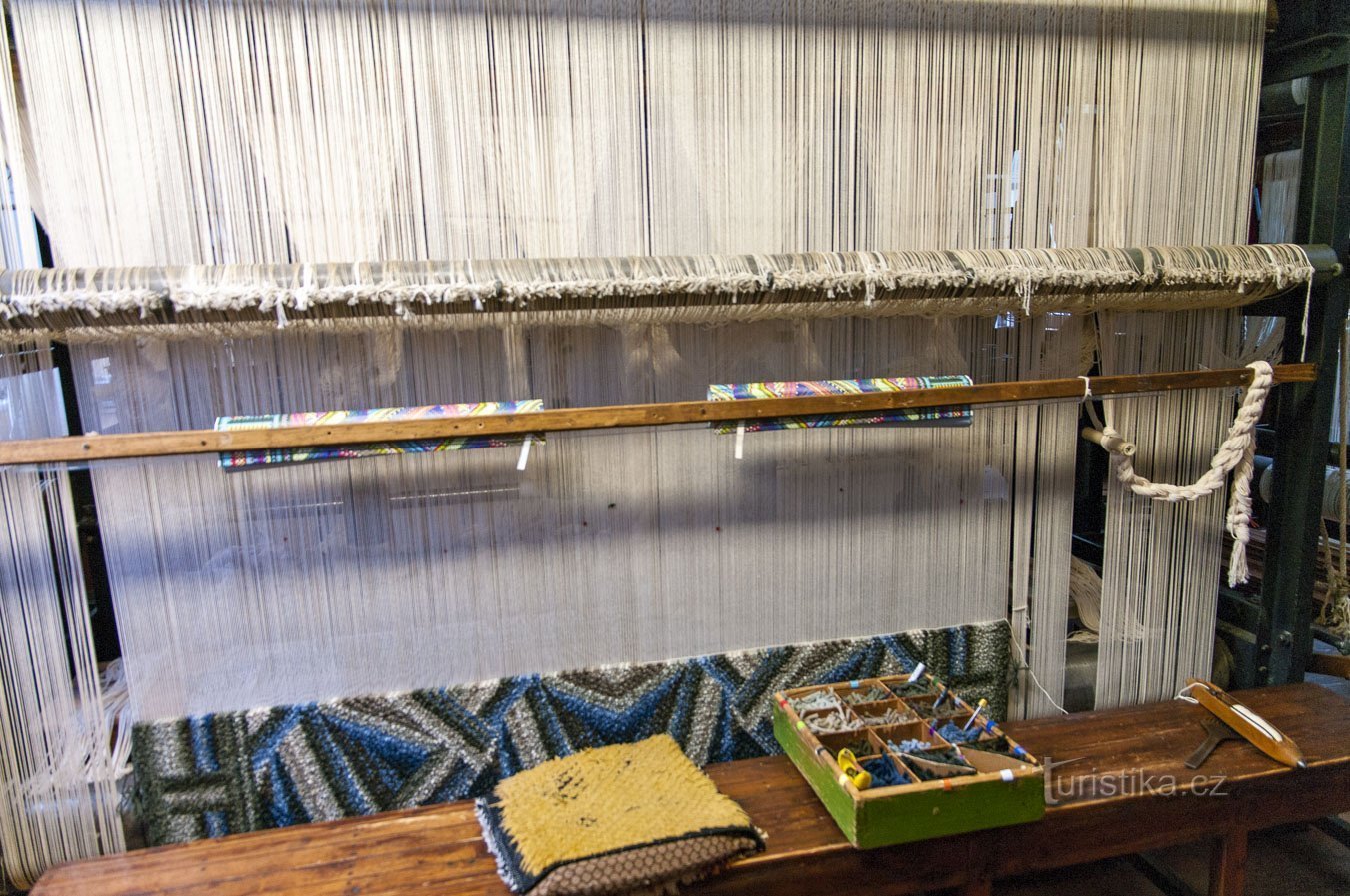 在第一台织机上演示编织技术