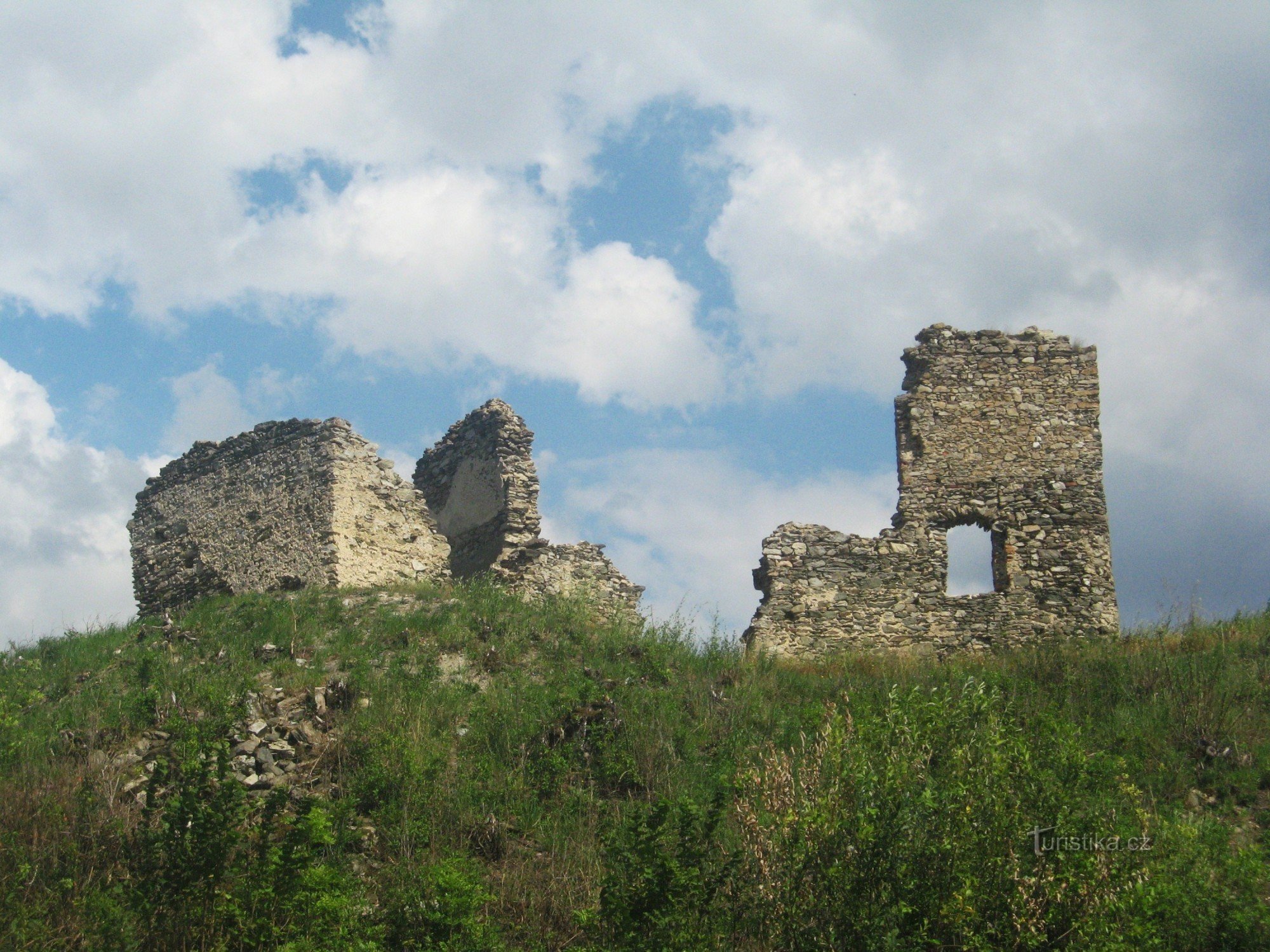 Para as ruínas românticas do Castelo de Brníček