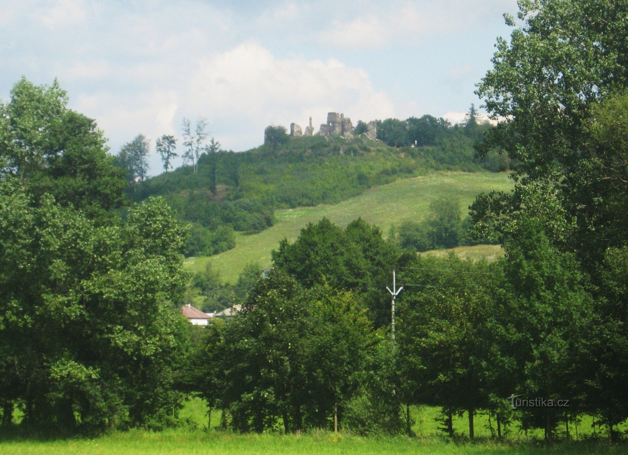 Para as ruínas românticas do Castelo de Brníček