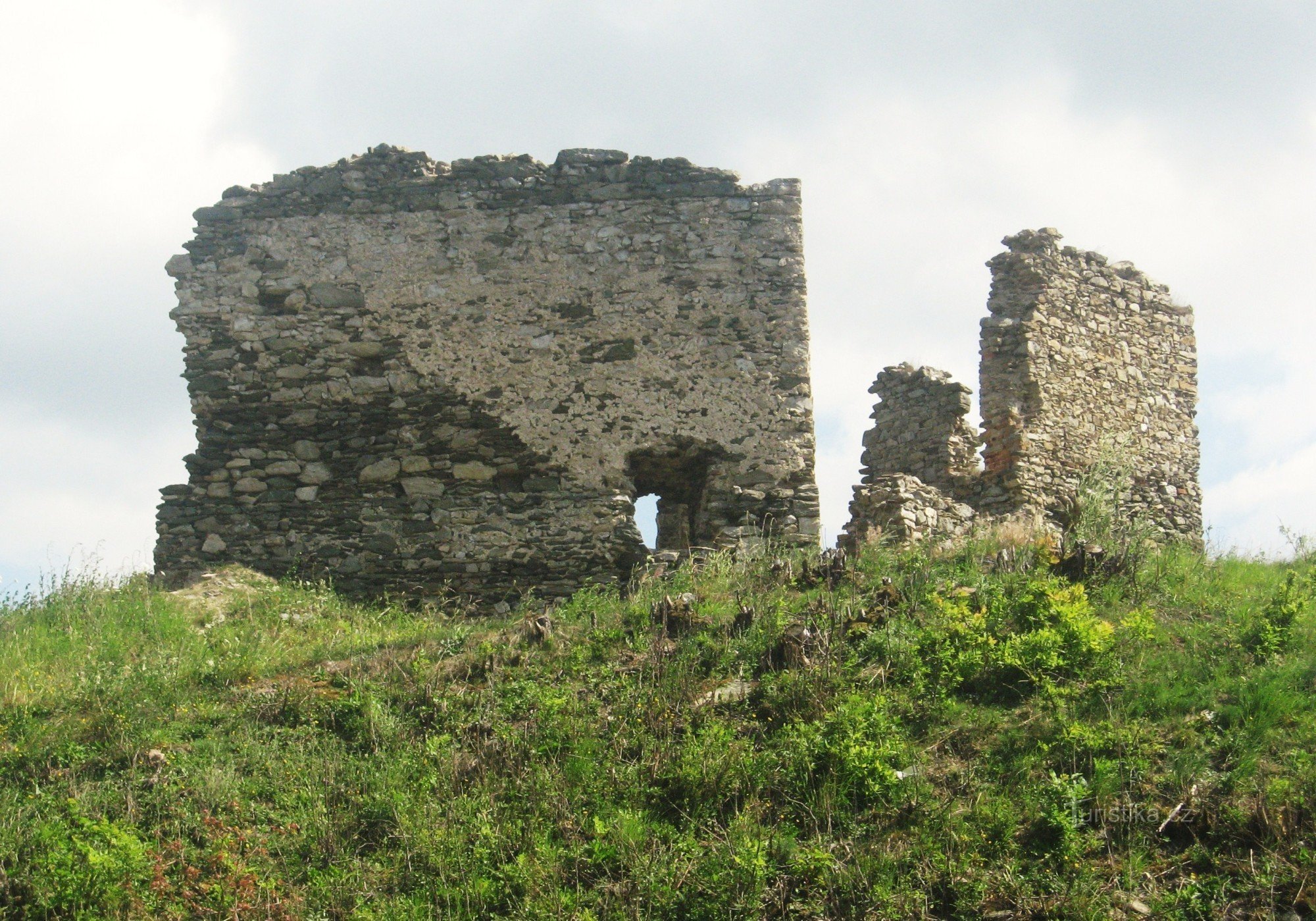 Para as ruínas românticas do Castelo de Brníček