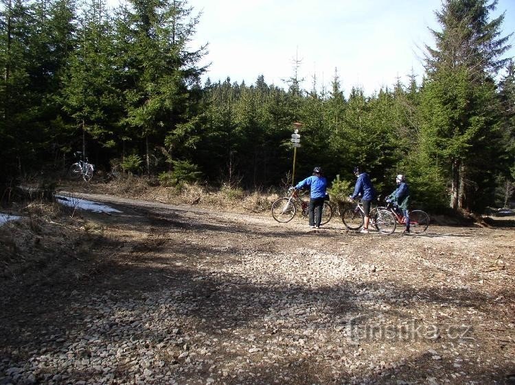 Na rozcestí U políčka