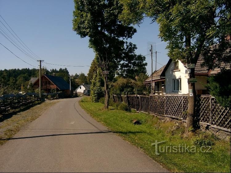 Para o norte: uma vista do caminho marcado para o norte - até a interseção de Míšov ČSAD