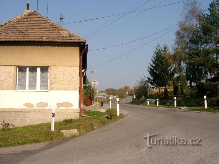 A nord-est: la strada che porta al villaggio di Lešany