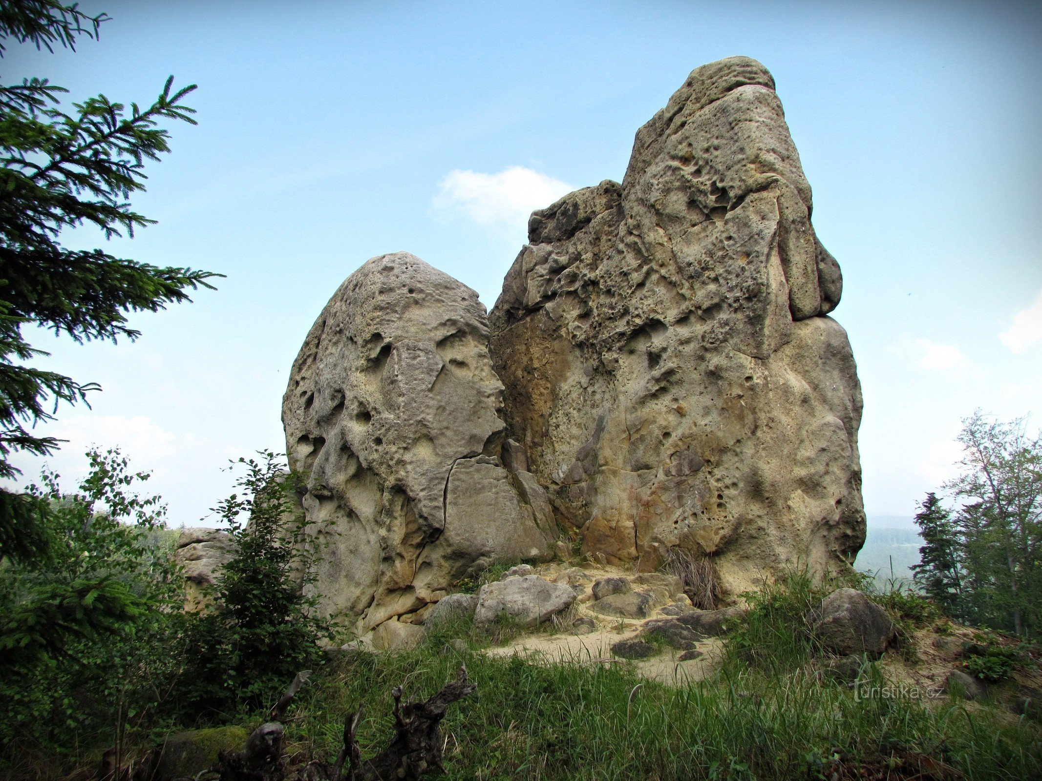 En las rocas cerca de Hošťálková, en Kopná y Vrzavá skály