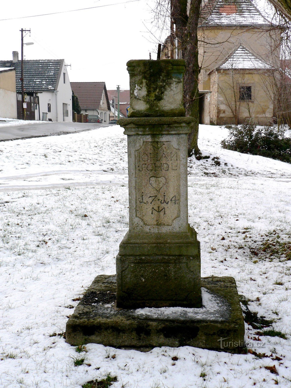 neste pedestal estava originalmente uma estátua da Virgem Maria com o menino Jesus