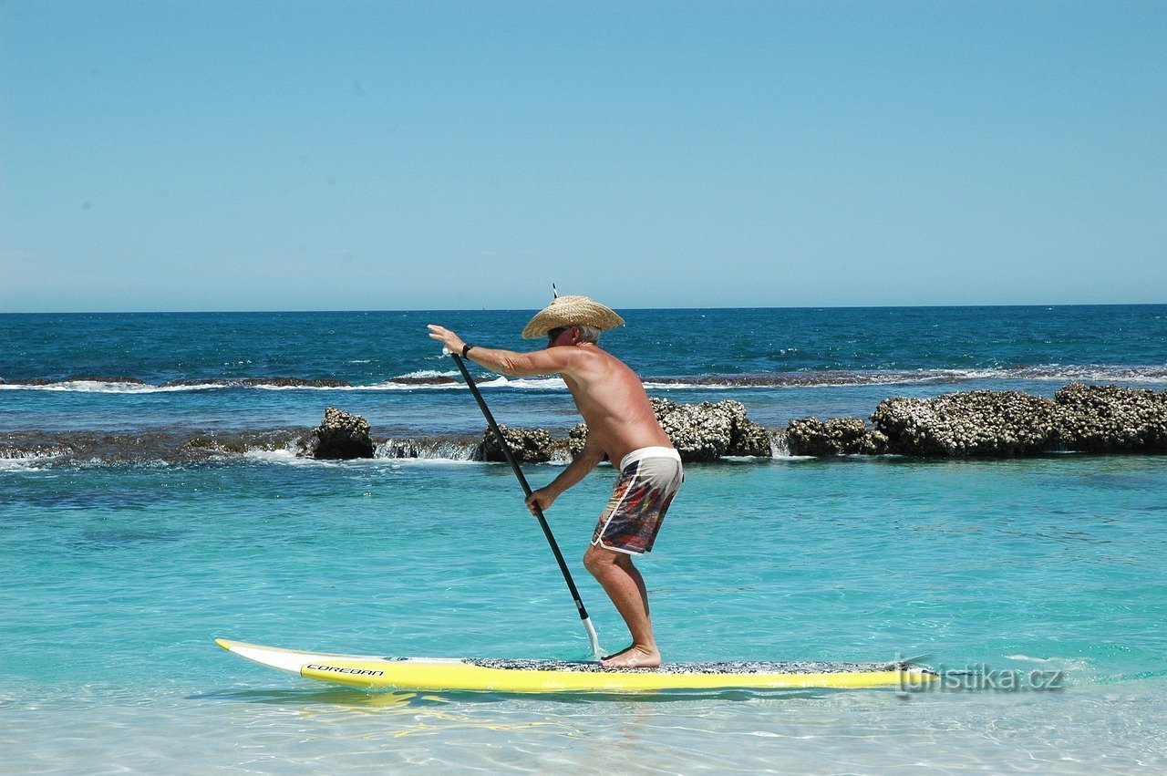 På vandet med et paddleboard