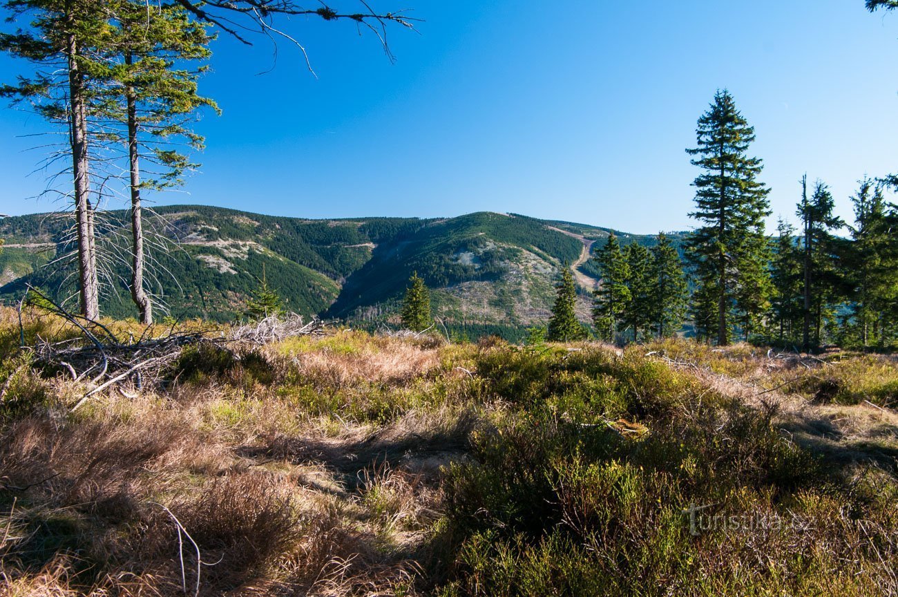 Op de top van Hleďseb - uitzicht op de bergkam van Podbělka