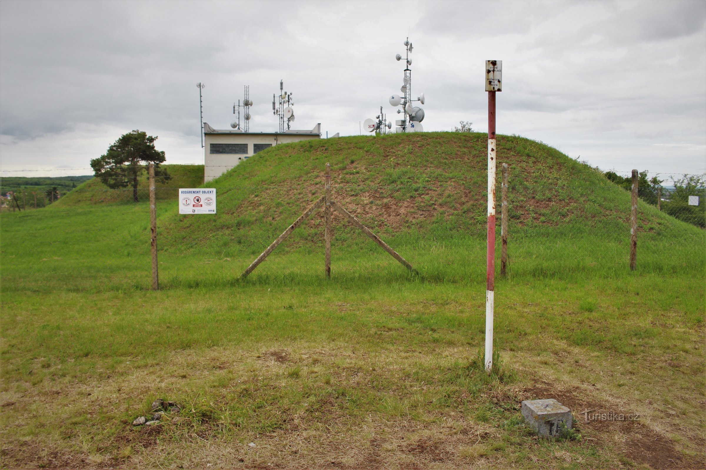 No topo há uma área cercada do reservatório da cidade