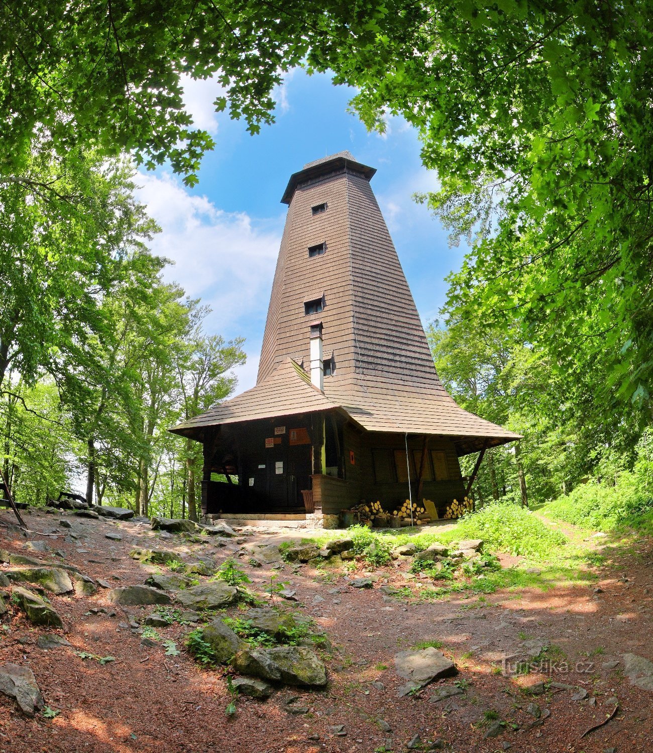 No topo de Velké Blaník, você será recompensado com uma torre de observação.