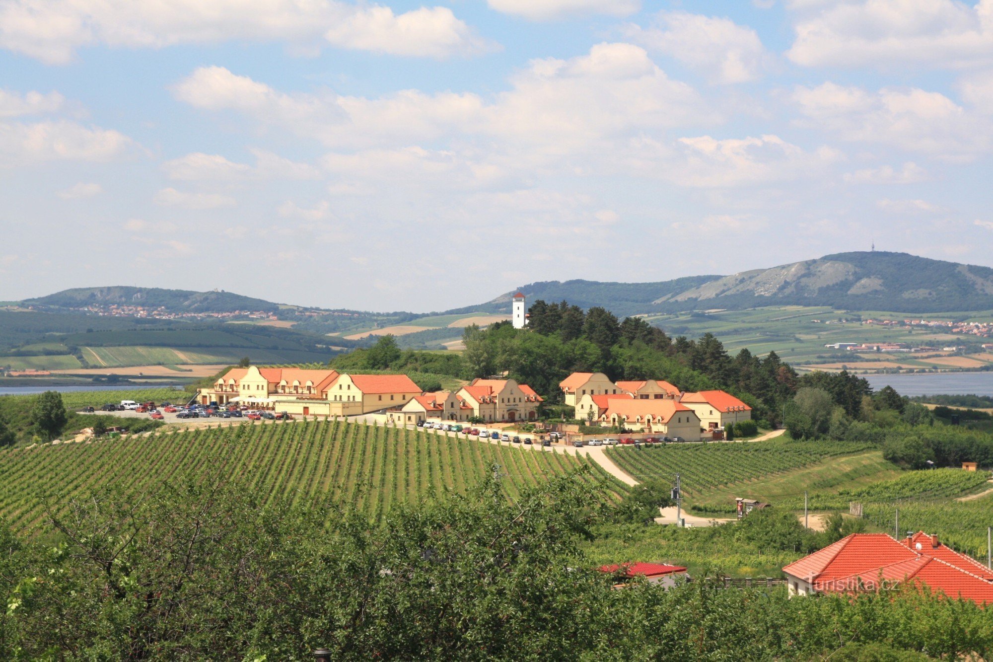 De uitkijktoren van Dalibor staat boven de wijnmakerij U kapličky op de Kalvárie-heuvel
