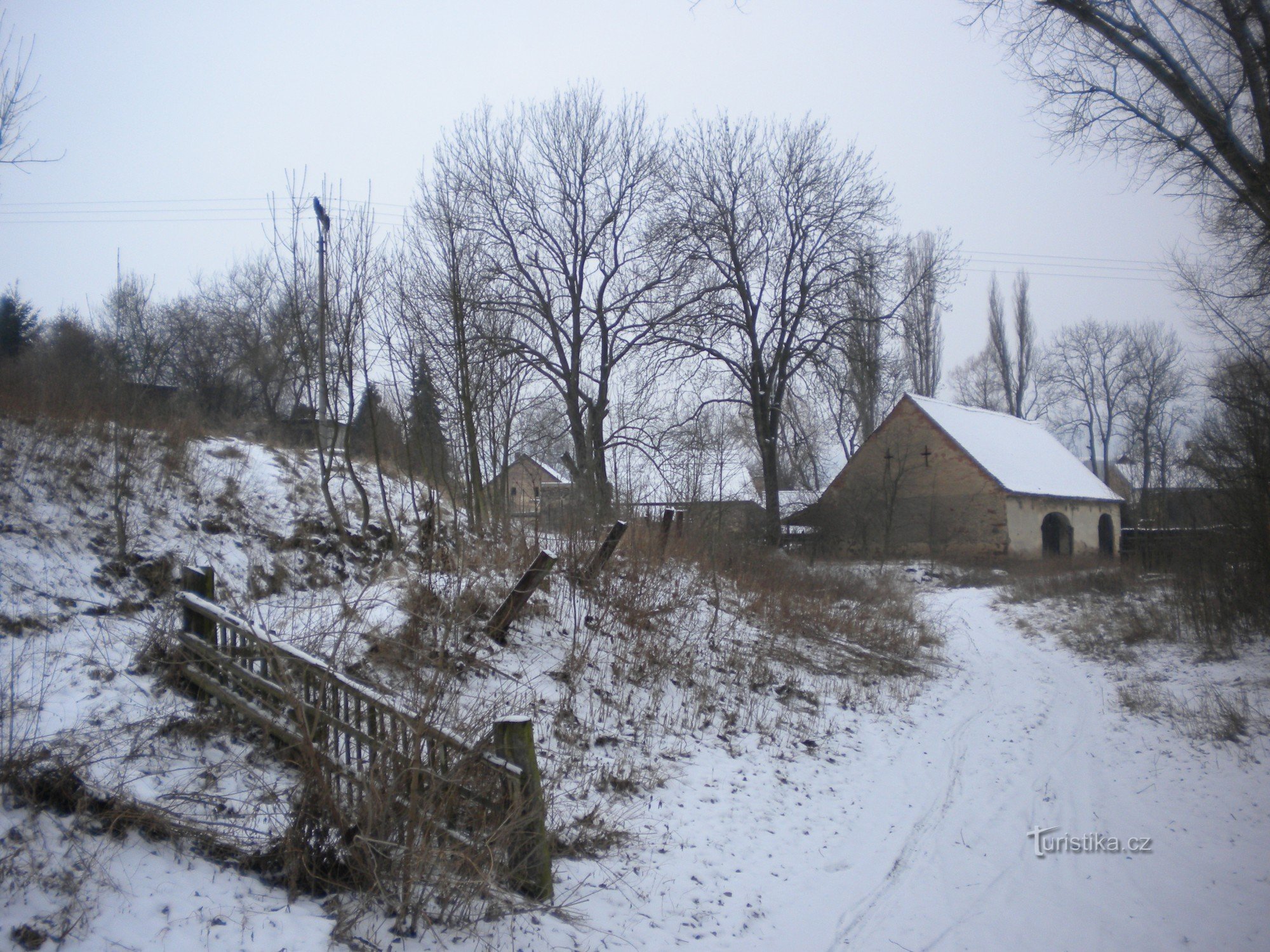 Am Anfang des Opárenské-Tals von Chotimeř.