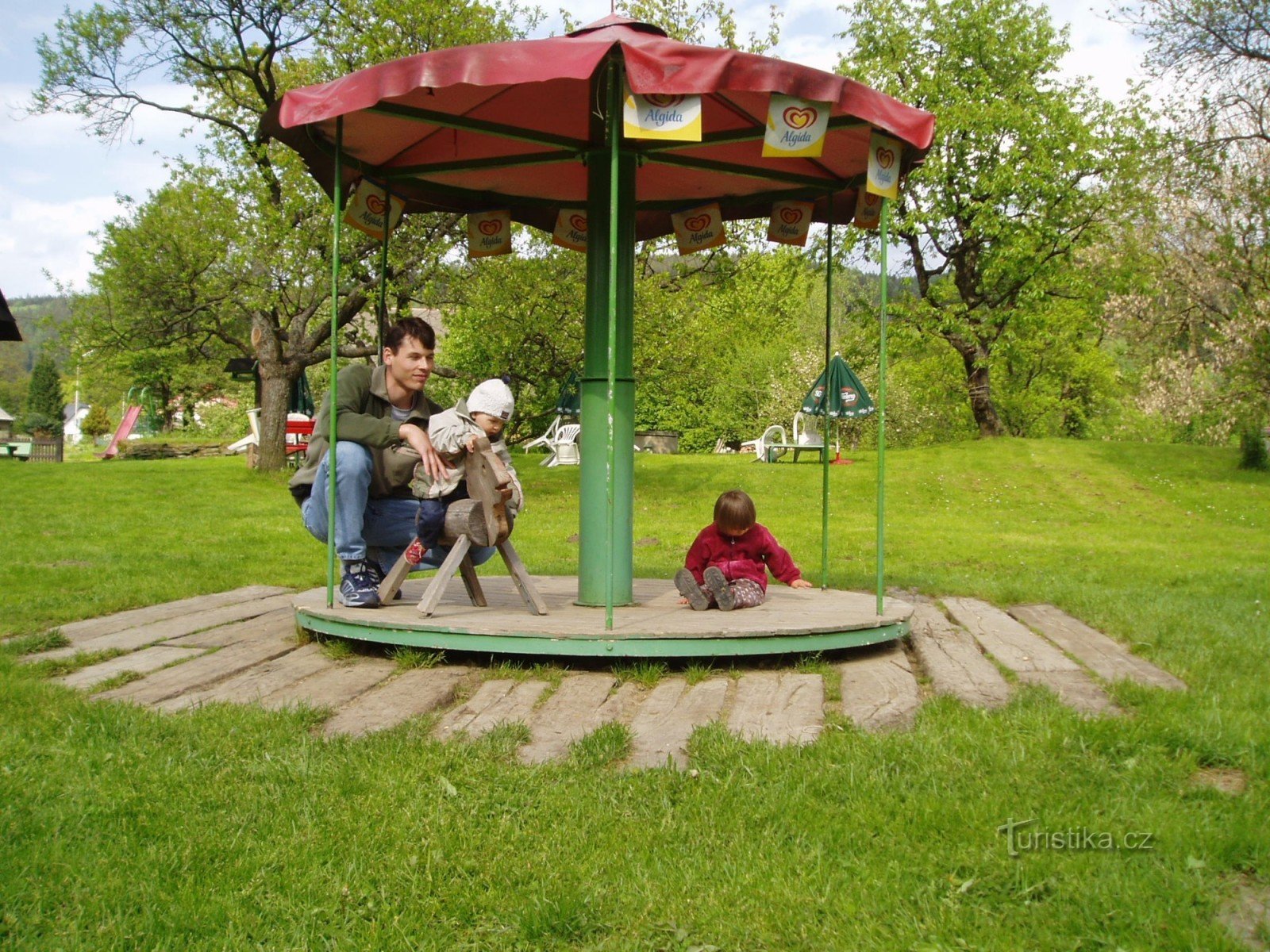 Er is een KINDERPARADIJS in de tuin en een NIET-ROKERS restaurant in het huis.