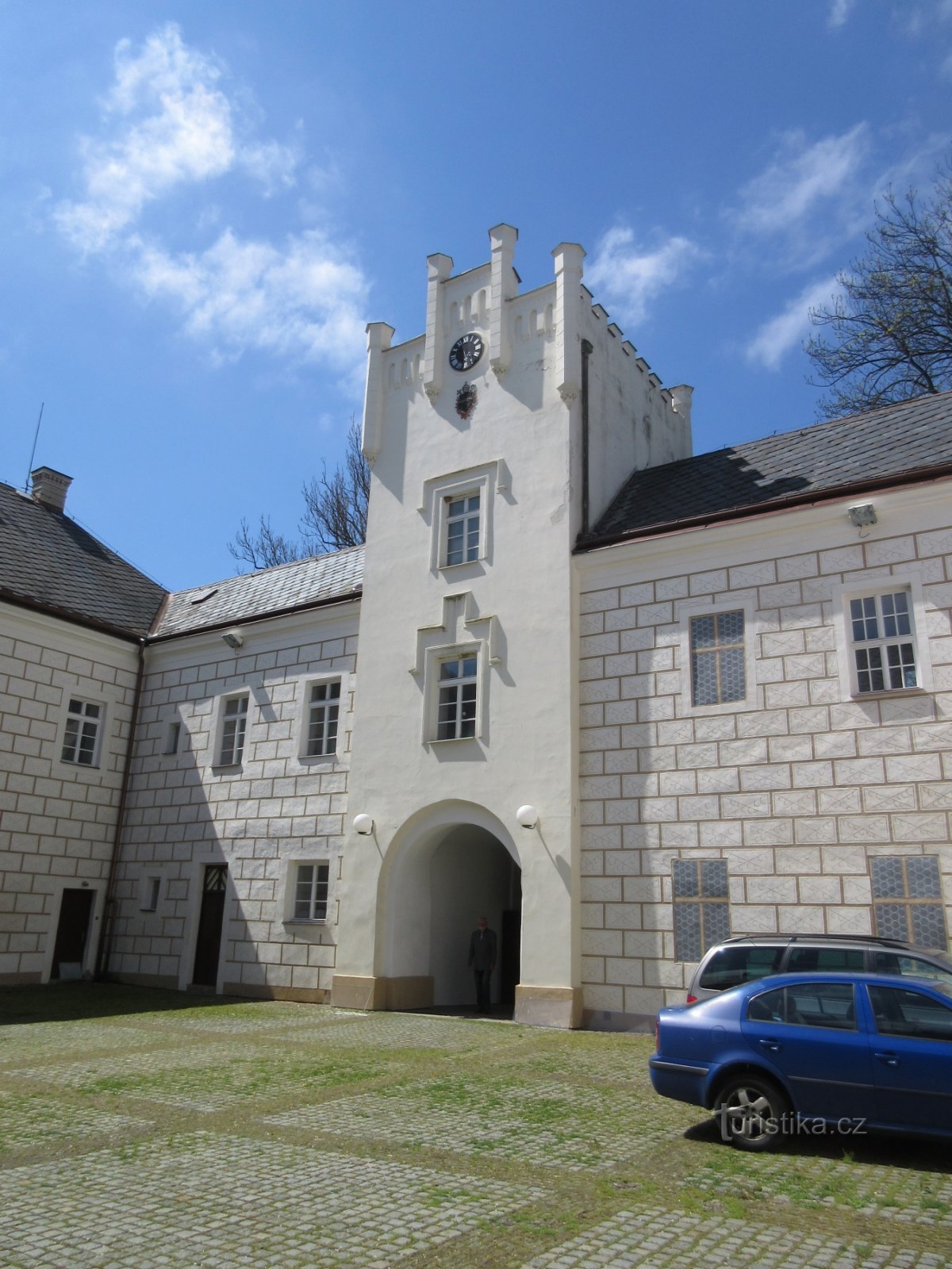 Dans la cour du château